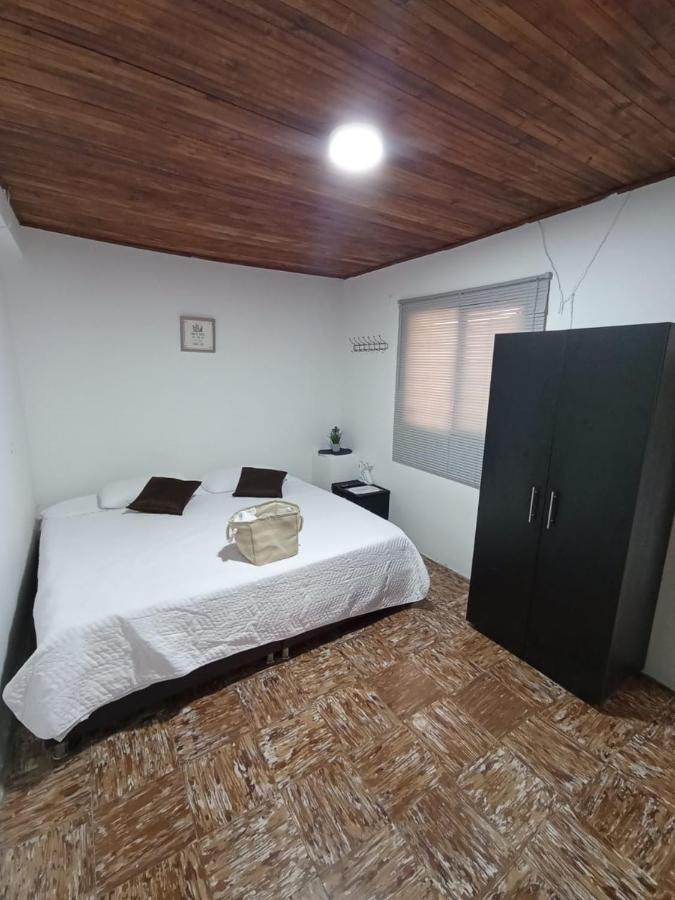 Komodo Alojamiento- Hostal Autoservicio, Ubicado Cerca Al Centro Historico - Bano Privado, Wifi , Cama 2X2 Y Agua Caliente Y Cocina Compartida Popayan Kültér fotó